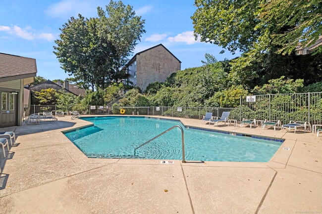 Building Photo - 2437 Bedford St