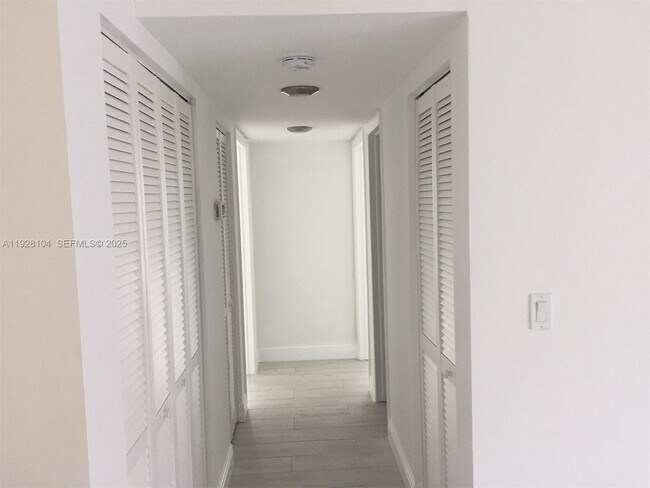 Building Photo - 10740 N Kendall Dr