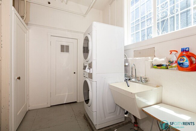 Building Photo - Lone Mountain: Bright Junior 1 Bed w/ Slee...