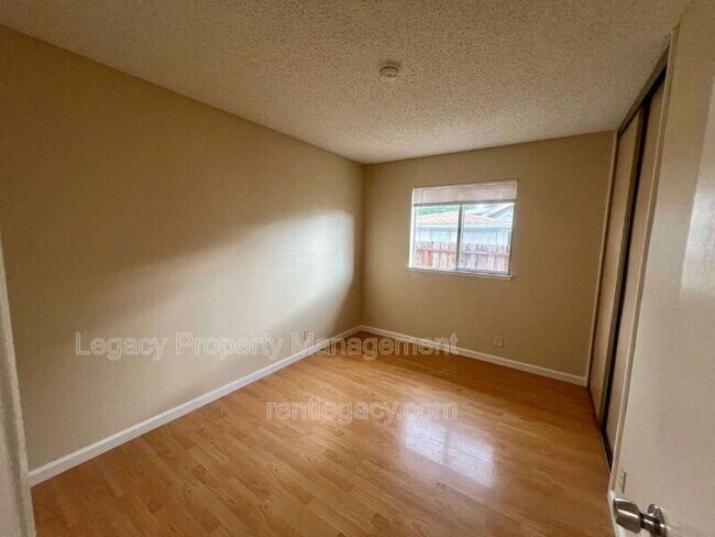 Building Photo - 827 Crested Dr