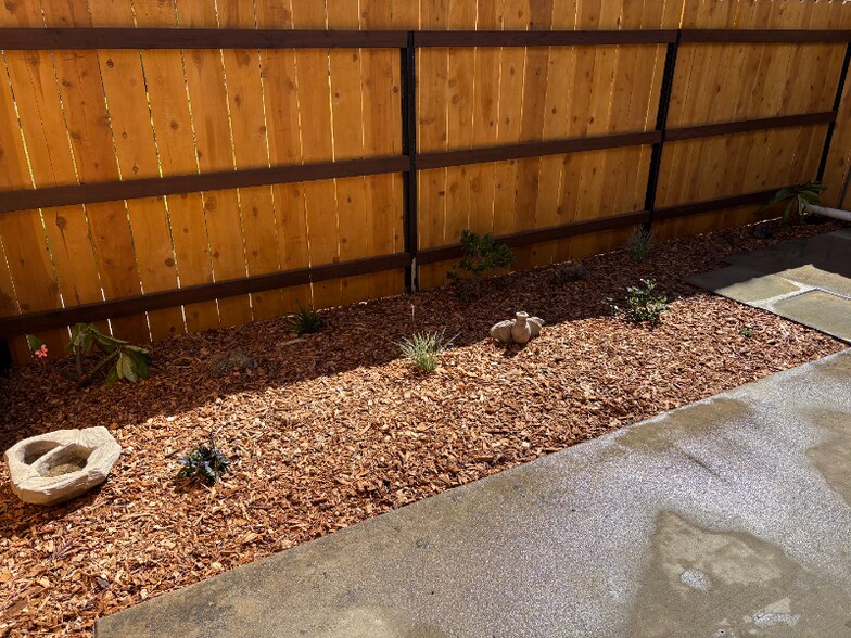 Building Photo - 407 Requeza St