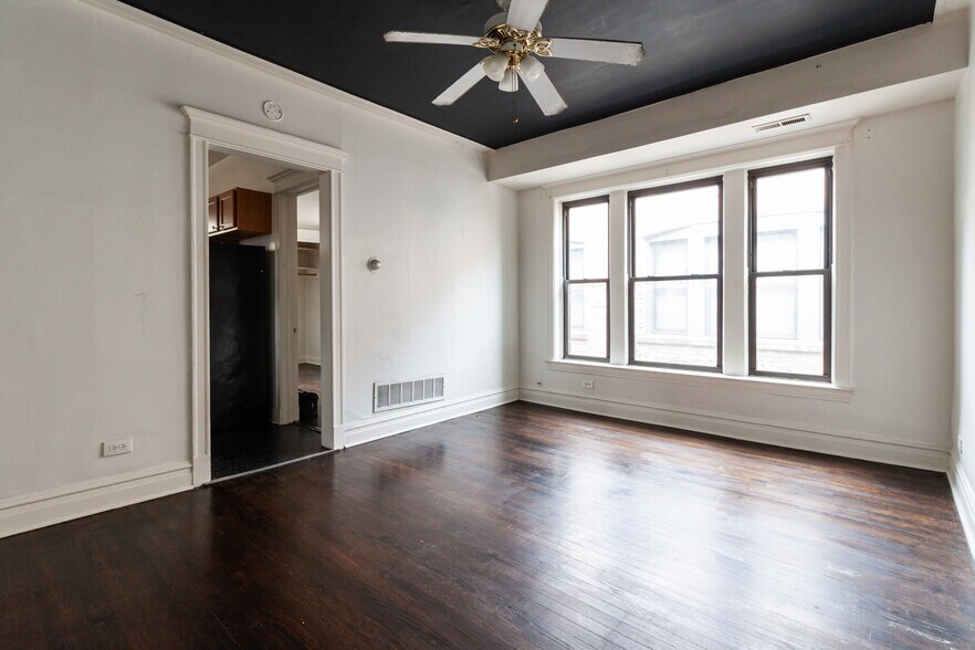 Building Photo - 910 W Belle Plaine Ave