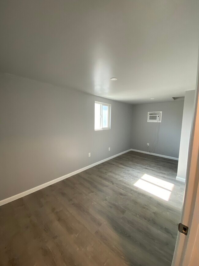 Building Photo - 2146 S West View St