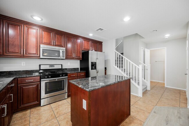 Building Photo - 3 Bedroom, 2.5 Bath Two Story Home in Sout...