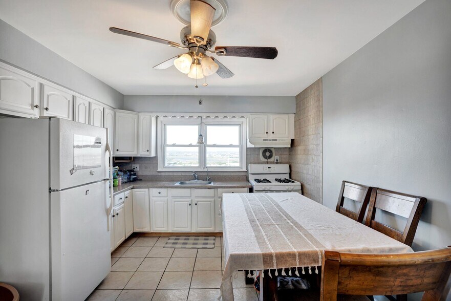 Building Photo - 1400 70th St
