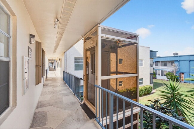 Building Photo - 180 Flanders C