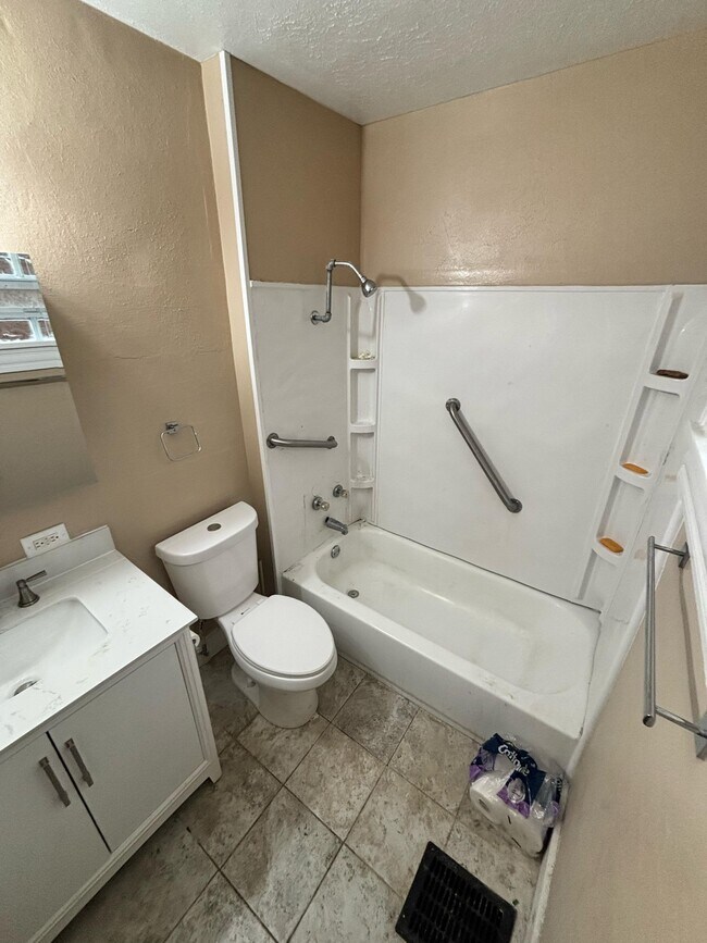 Building Photo - 2289 E 93rd St