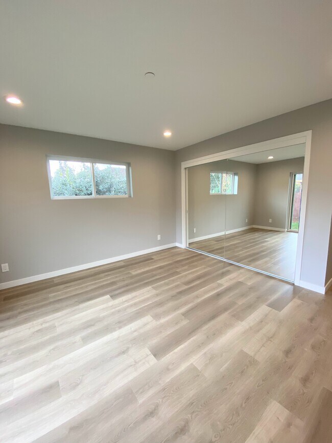 Building Photo - 1236 Hollyburne Ave