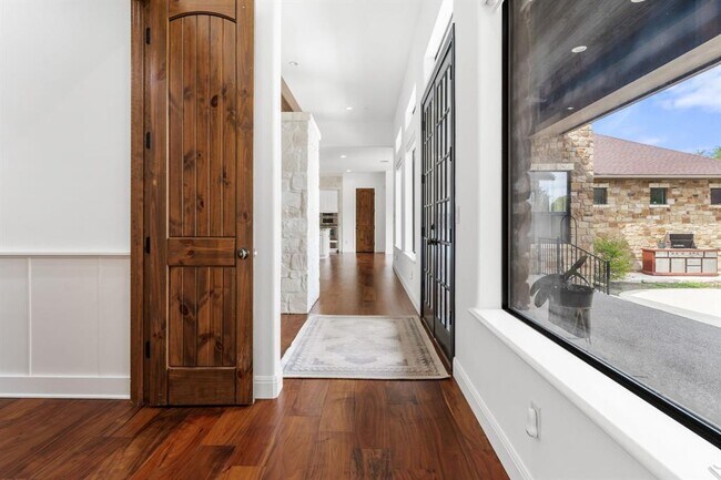 Building Photo - 2633 Collingwood Dr