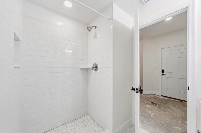 Building Photo - 5116 Shore Dr