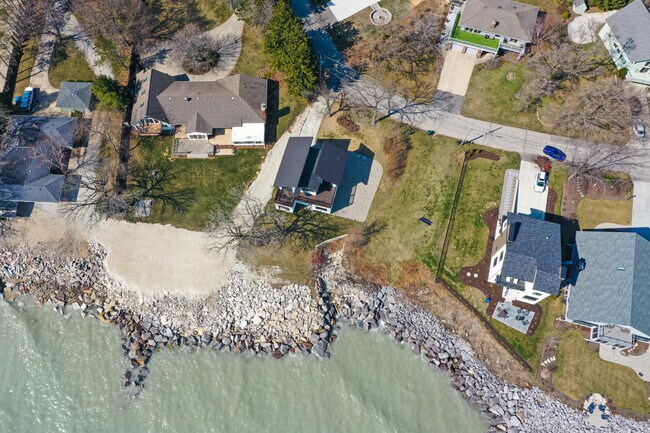 Building Photo - 8609 Lakeshore Dr
