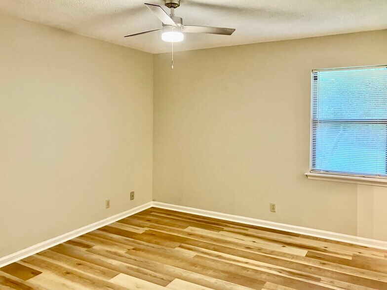 Building Photo - 204 Tuscarora Ct