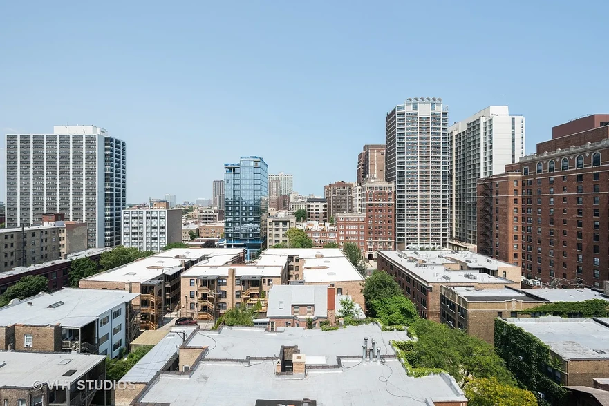 Building Photo - 450 W Briar Pl