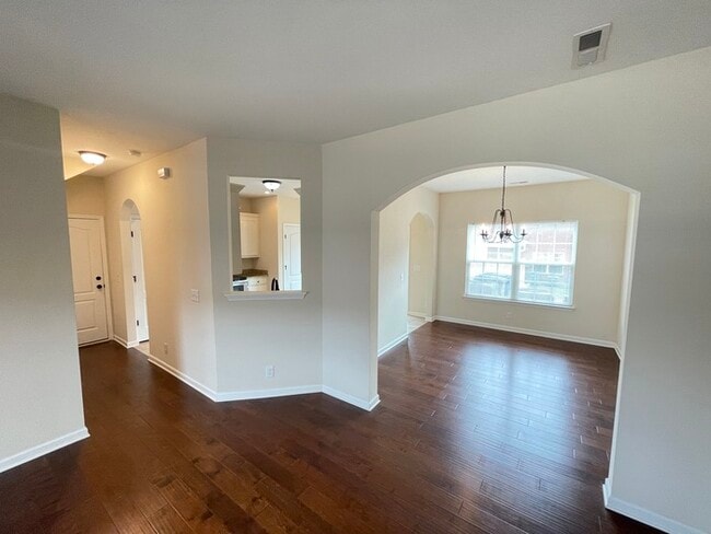 Building Photo - White House townhome- lawn care included, 1 car garage!