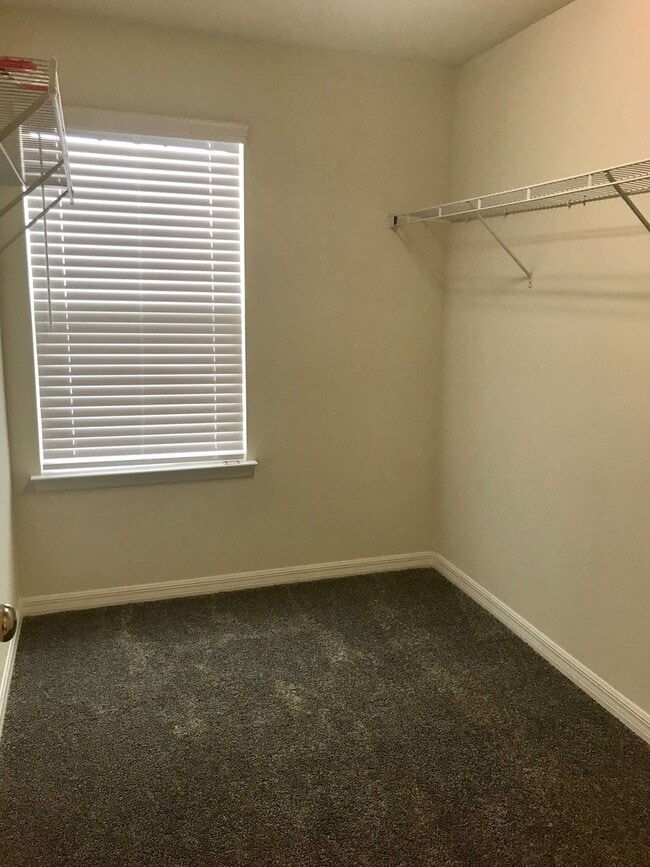 Building Photo - Energy Efficient 3/3 Townhome w/ 2 Car Gar...