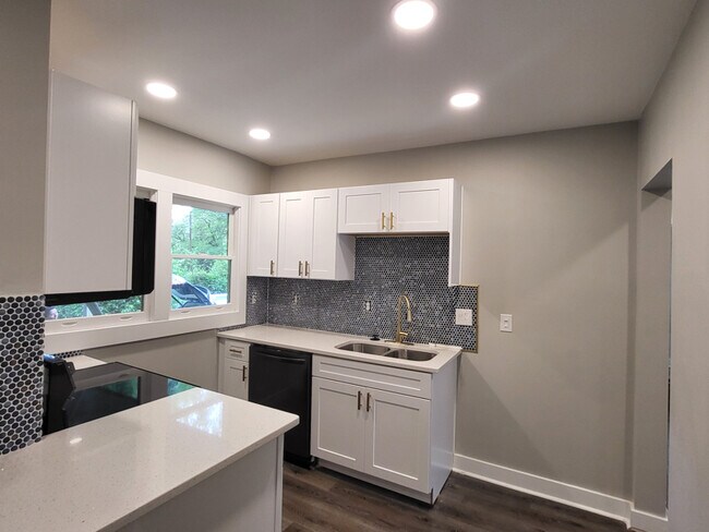 Building Photo - 1700 Lanier Dr SW