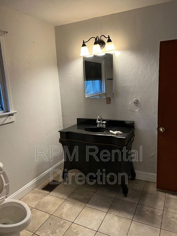 Building Photo - 2729 Broadway