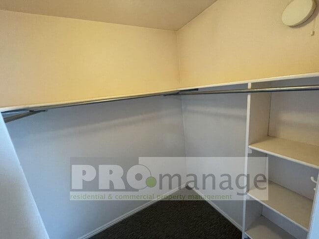 Building Photo - 3 Bed / 2.5 Bath Town Home w/ 2 Car Garage...