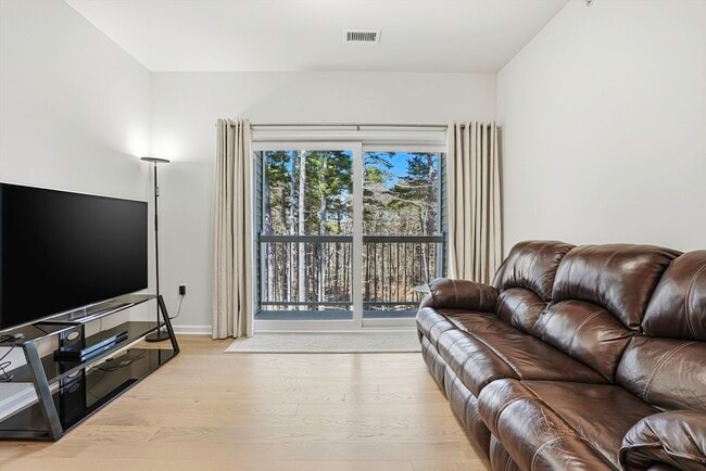 Building Photo - 4 Winslow Ln