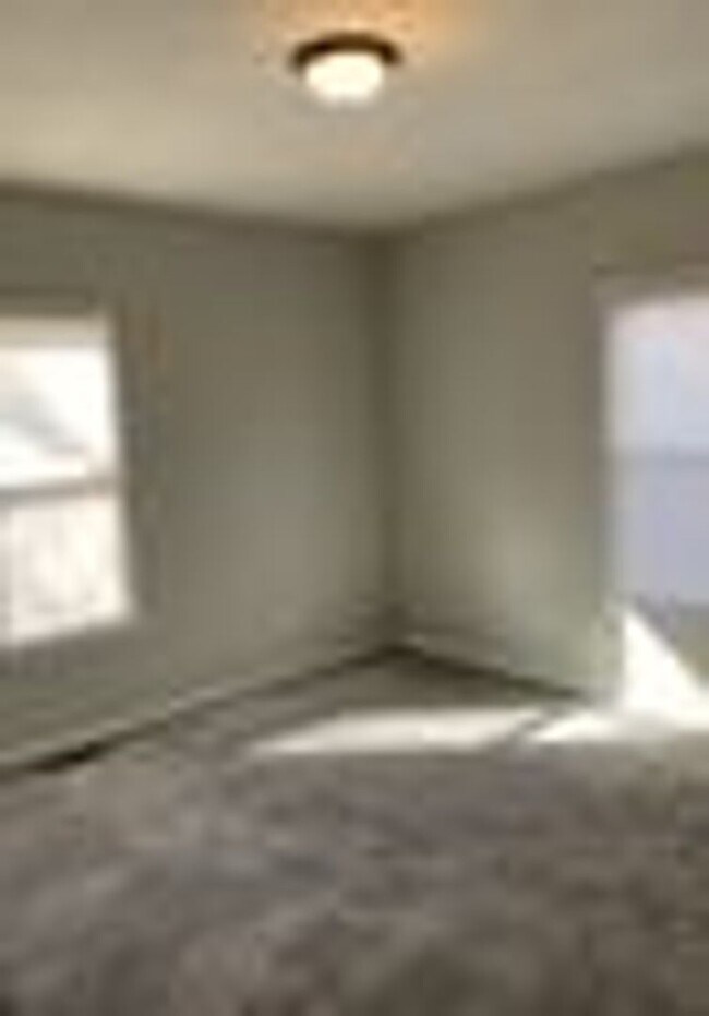 Building Photo - Available Now! Two bedroom home !!