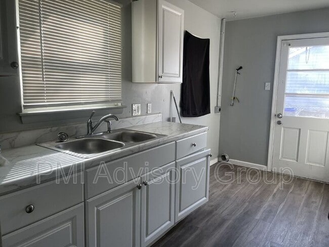 Building Photo - 2424 SW 25th Dr