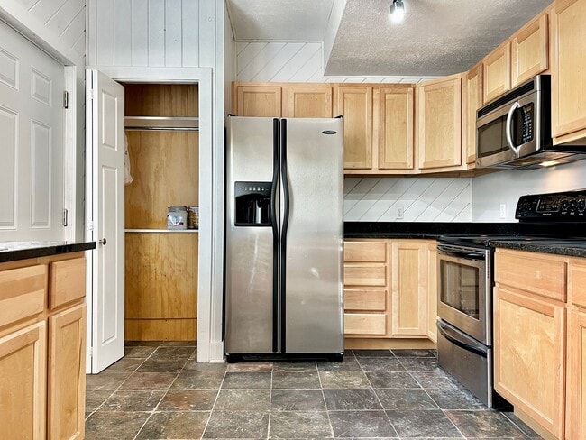 Building Photo - 933 E Front St