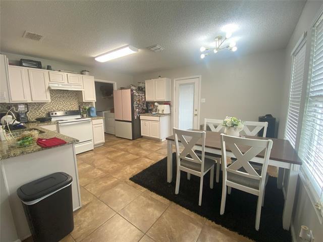 Building Photo - 2224 Maple Dr