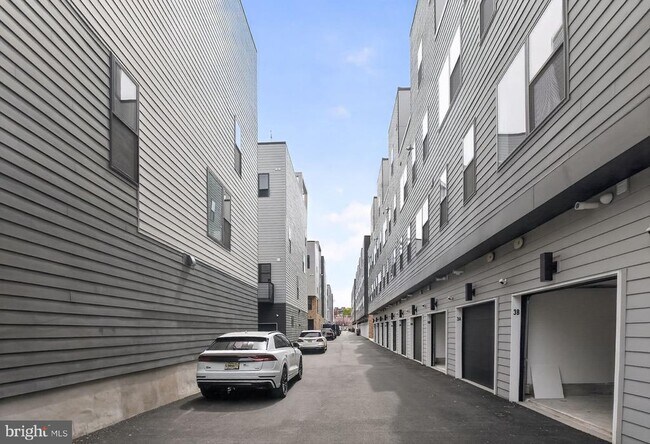 Building Photo - 635 N 7th St