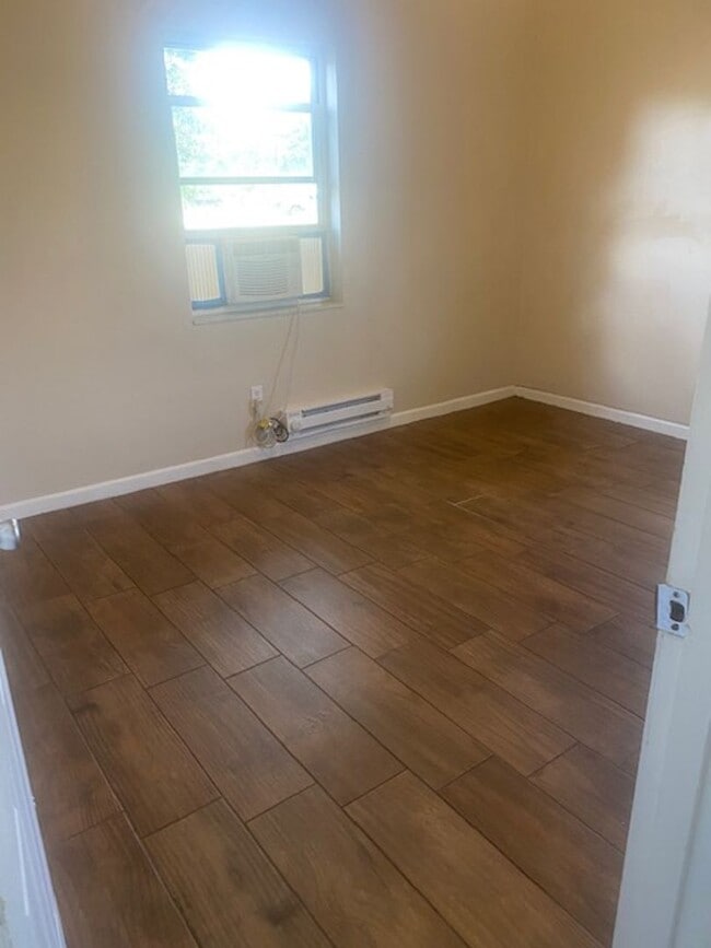 Building Photo - 2 Bed 1 Bath Home | Pet Friendly with Fenced Yard | Washer Dryer Hook Ups | Section 8 Welcome