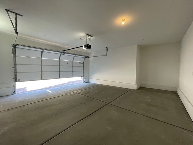 Building Photo - 3 BED 2.5 BATH 2 CAR GARAGE TOWNHOME FOR RENT IN CADENCE MASTER PLANNED COMMUNITY