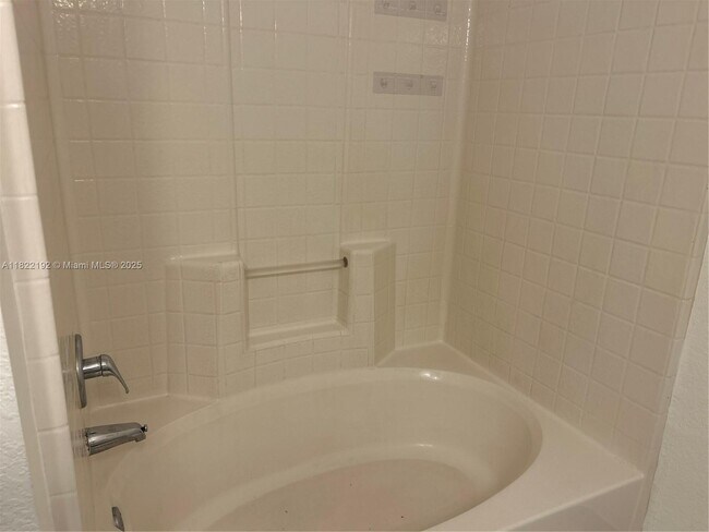 Building Photo - 852 Grand Regency Pointe