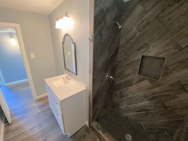 Building Photo - West El Paso 4 bed/2 Bath refrig A/C Home!