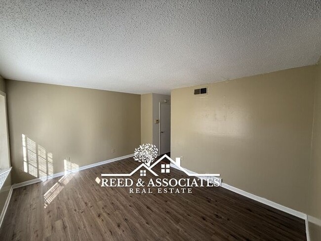 Building Photo - 2-Story Duplex Located Near UofM!