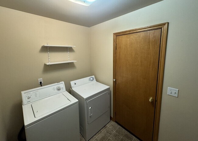 Building Photo - 4 Bedroom, 2 Bath House! Available to Rese...