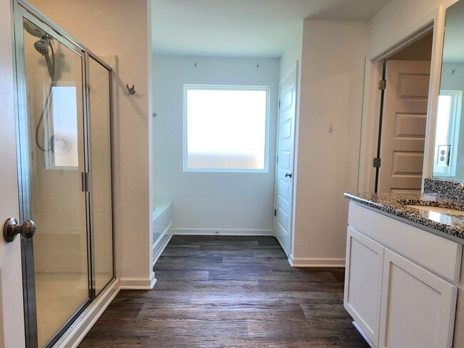 Building Photo - Lovely 4/2 available now in Raley Farms of...