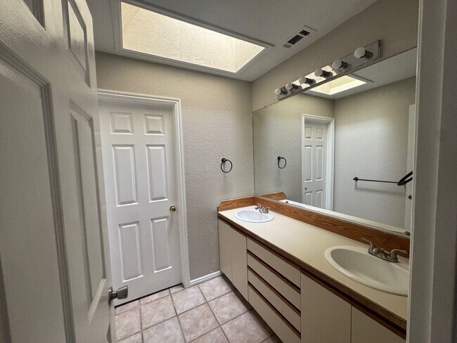 Building Photo - 4 Bed 2.5 Bath Home for Rent