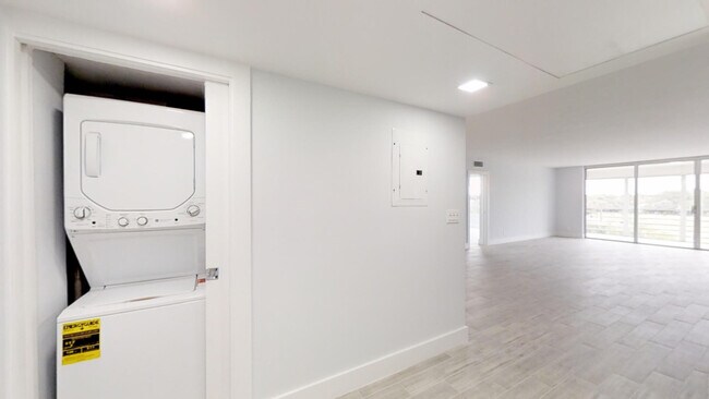 Building Photo - 3980 Oaks Clubhouse Dr