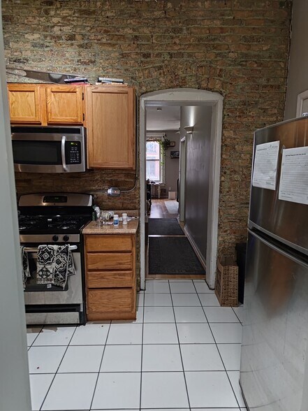 Building Photo - 848 N Hermitage Ave