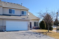 Building Photo - Gorgeous 3 bed 2 bath end-unit Waconia Tow...