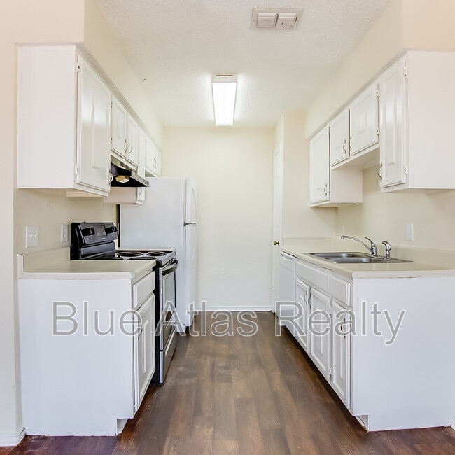 Building Photo - 8133 Foxfire Ln