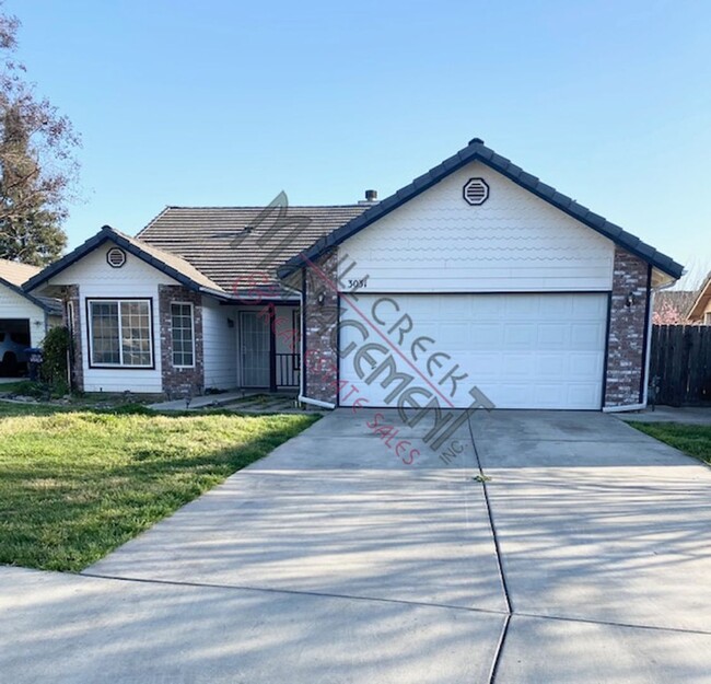 Primary Photo - Beautiful home in great South West Visalia...