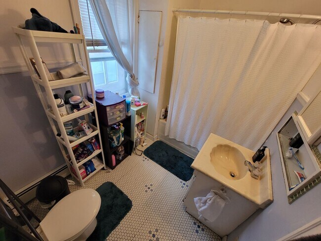 Building Photo - AVAILABLE JUNE - 6 BED 1.5 BATH Close to Campus!