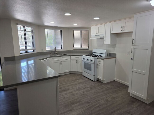 Building Photo - Ventura 2+1 Upper level apartment w/ 1-Car Garage