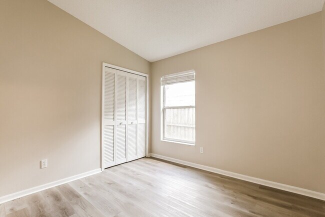 Building Photo - 1912 Windsor Oak Dr