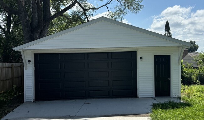 Building Photo - 3 bedroom, 1 bath house for rent right by Kittrell Elementary School!