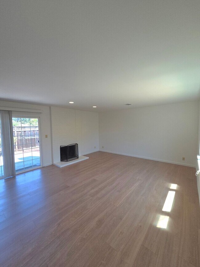 Building Photo - Fantastic 3 Bedroom, 2 Bath home in Santa Clara with upgrades galore!