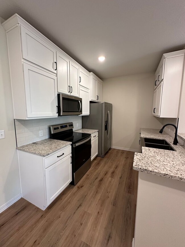Building Photo - Golf Quarters - GQ 105