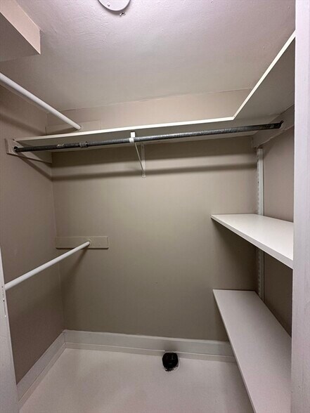 Building Photo - 61 Phillips St