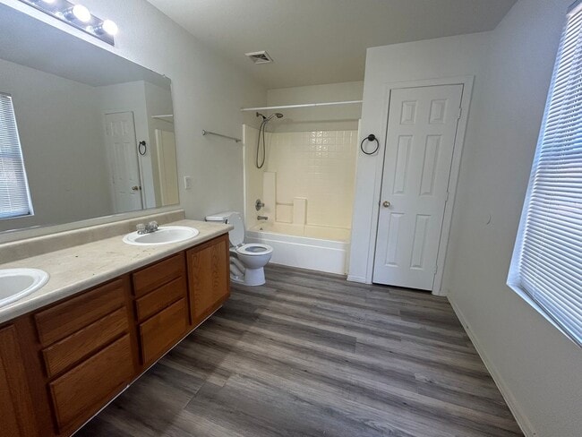 Building Photo - 4 Bedroom 2.5 Bath