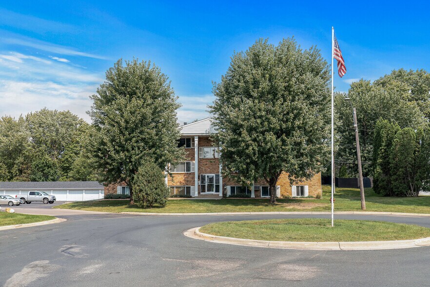 Building Photo - 2720 Rosalyn Ct